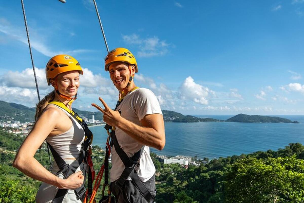 một người đàn ông và một người phụ nữ đội mũ bảo hiểm đứng trên đường trượt zipline