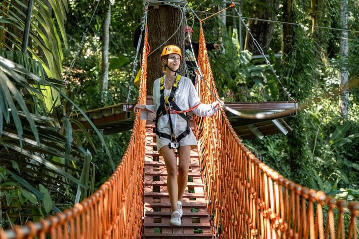 una donna che cammina su un ponte sospeso nella giungla
