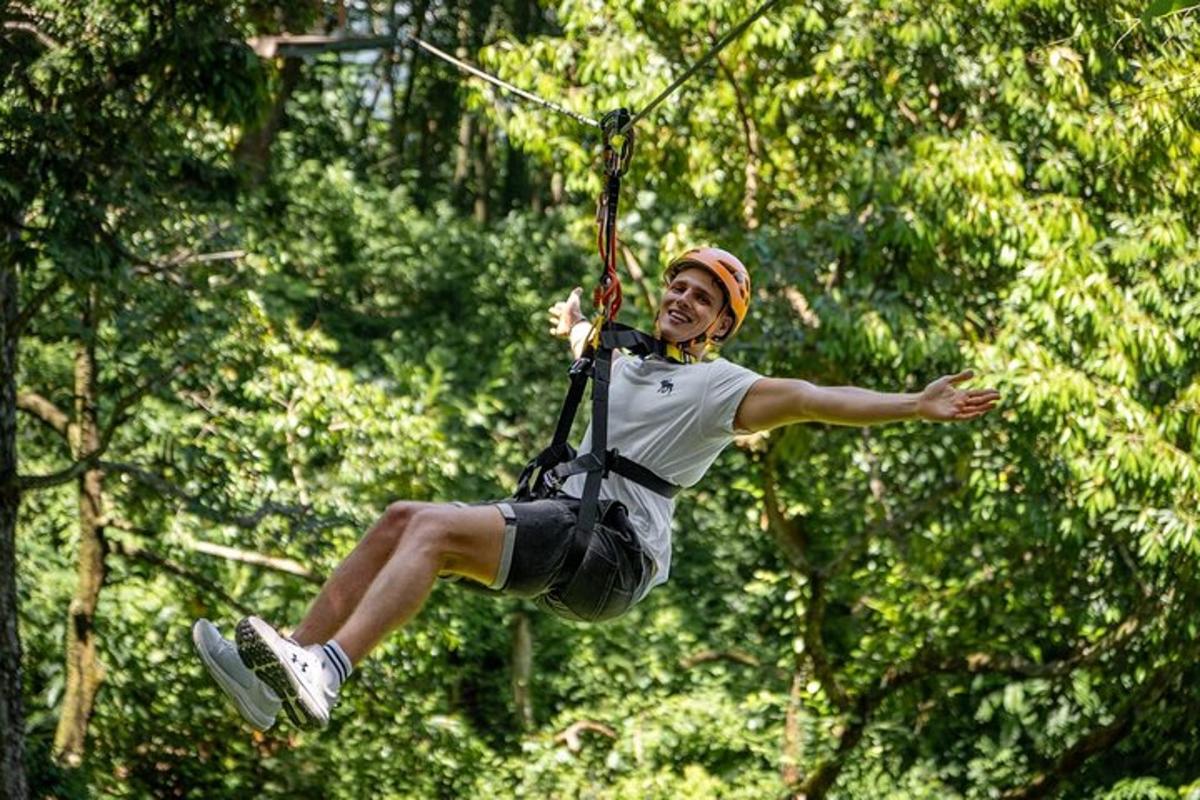 một người đang đu mình trên đường trượt zipline