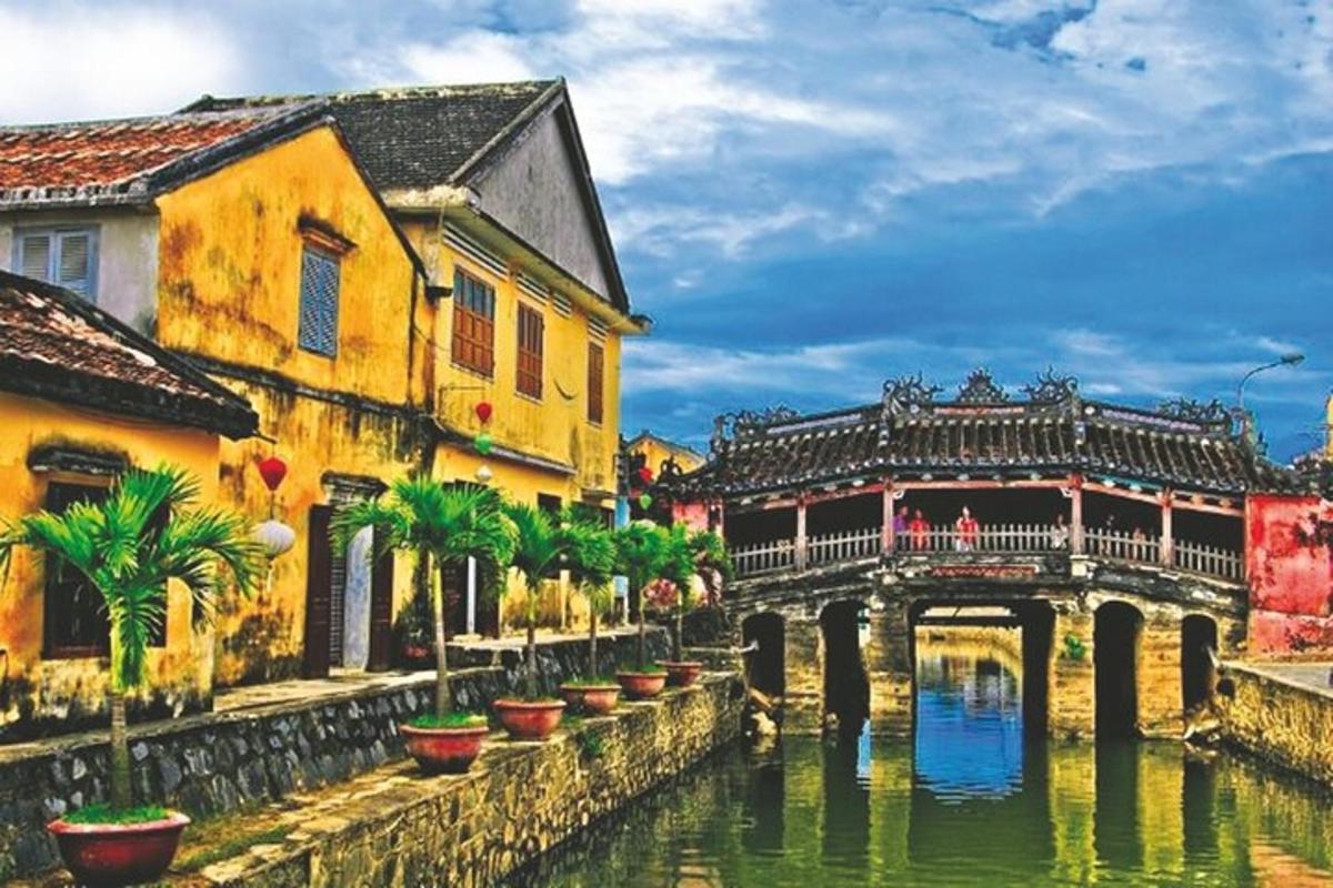 un pont sobre un riu al costat d'edificis i una ciutat