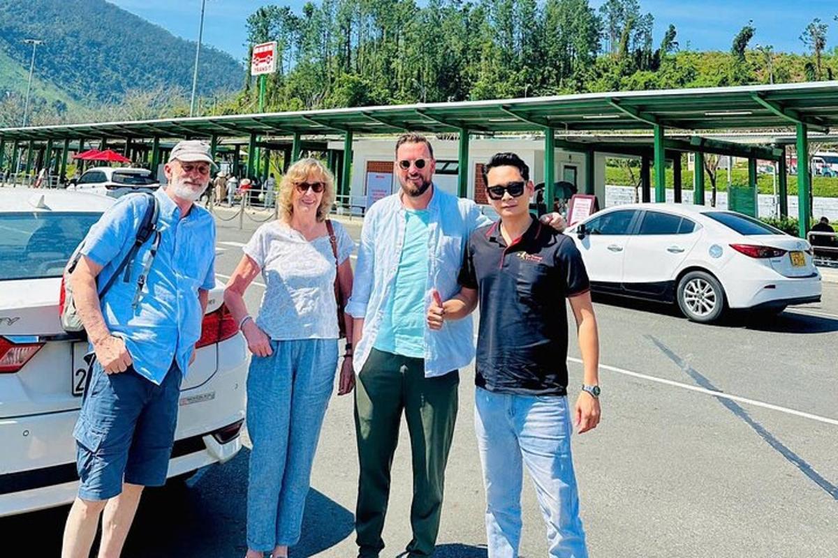 μια ομάδα ανθρώπων που στέκονται δίπλα σε ένα αυτοκίνητο σε ένα πάρκινγκ