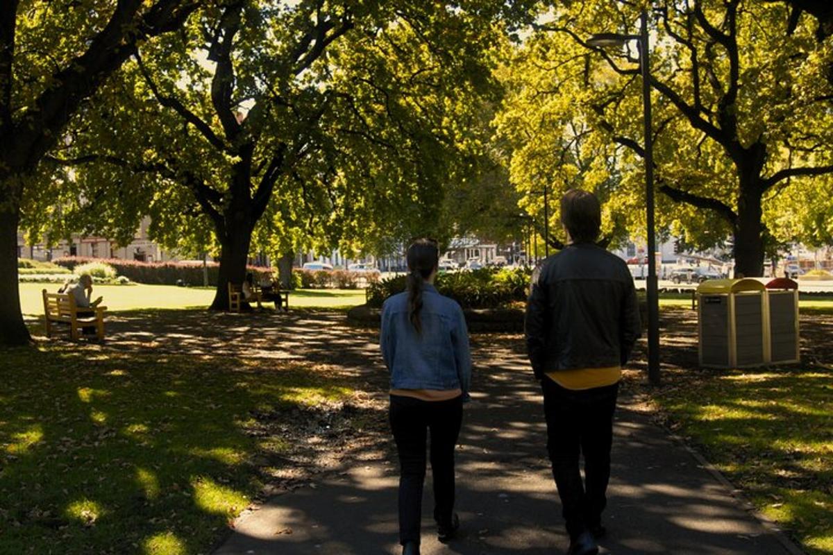 dva lidé jdoucí po chodníku v parku