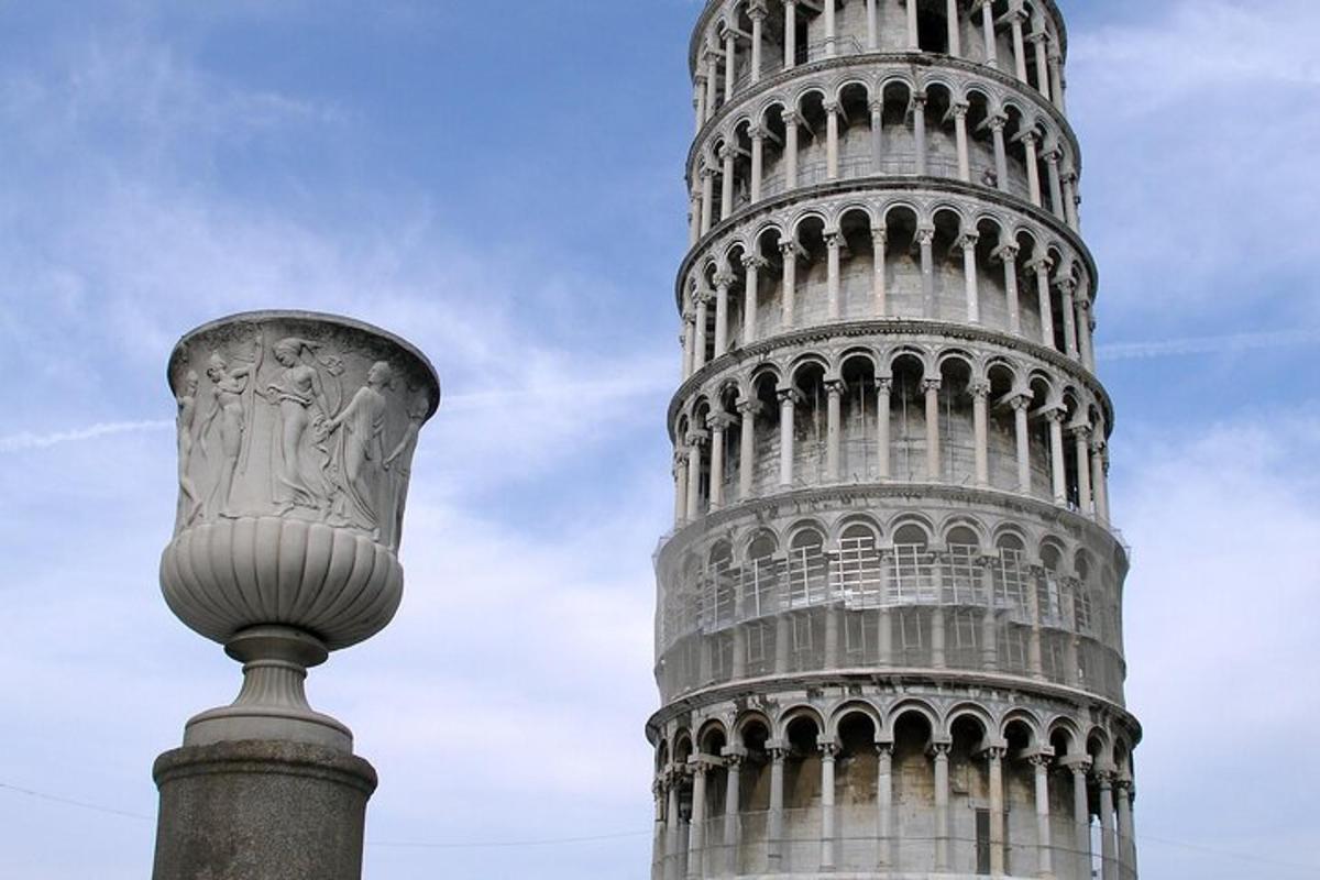 una statua della torre pendente di Pisa