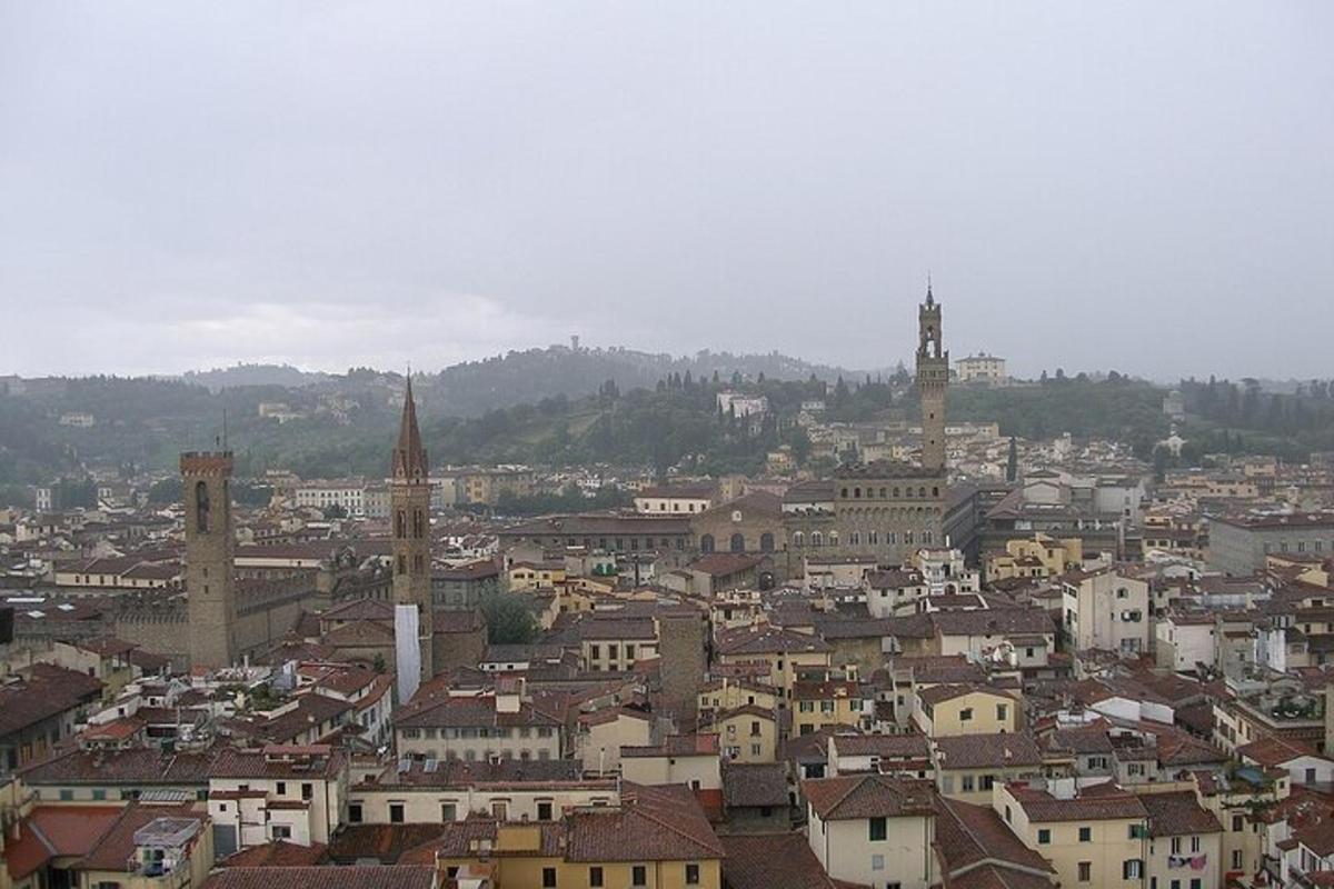 una vista di una città con molti edifici