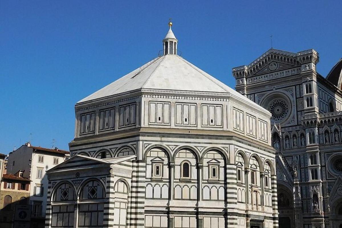 un grande edificio con una torre e una chiesa