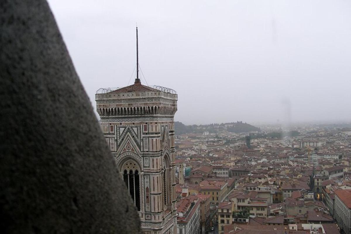 una vista di un alto edificio in una città