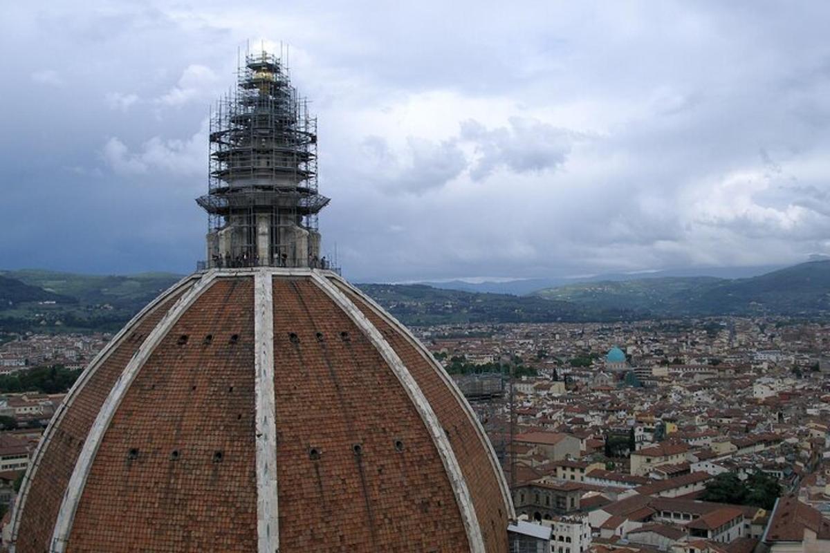 una torre alta in cima a un edificio in mattoni