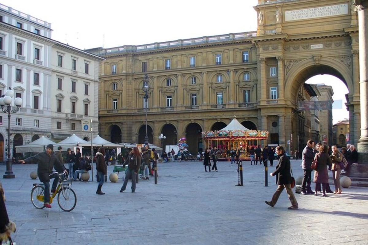 un gruppo di persone che camminano in una piazza di fronte a un edificio