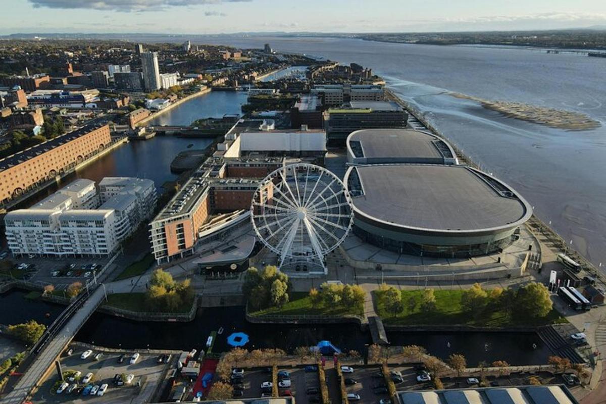 een luchtfoto van een stad met een reuzenrad