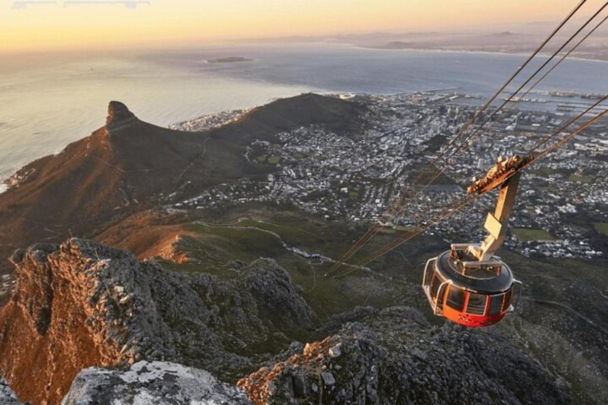 kláfferja sem flýgur yfir Table Mountain
