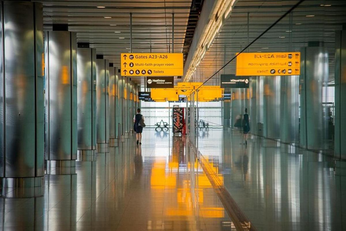 un hol al unui aeroport cu o persoană care merge pe el
