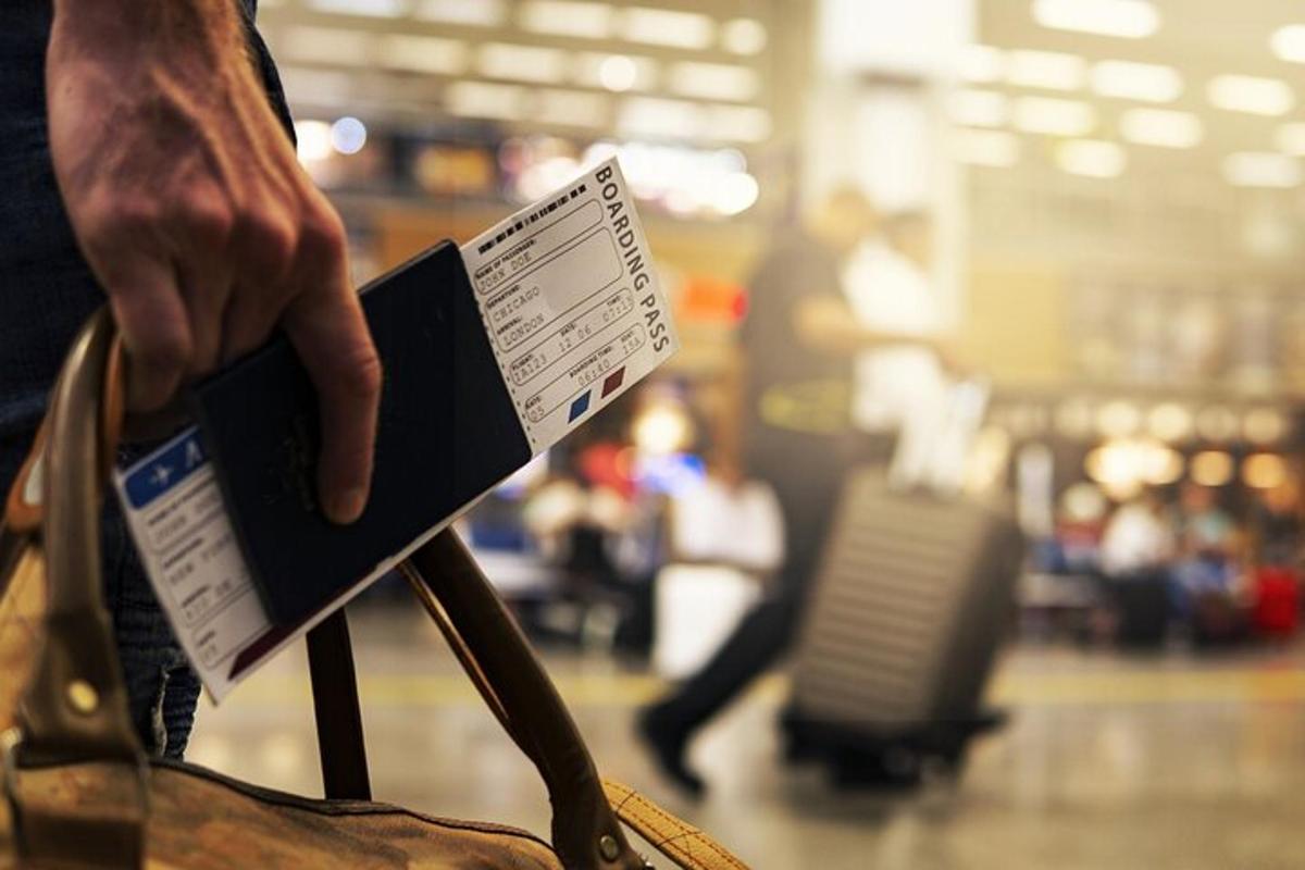una persona que sosté un bitllet per a una maleta en un aeroport