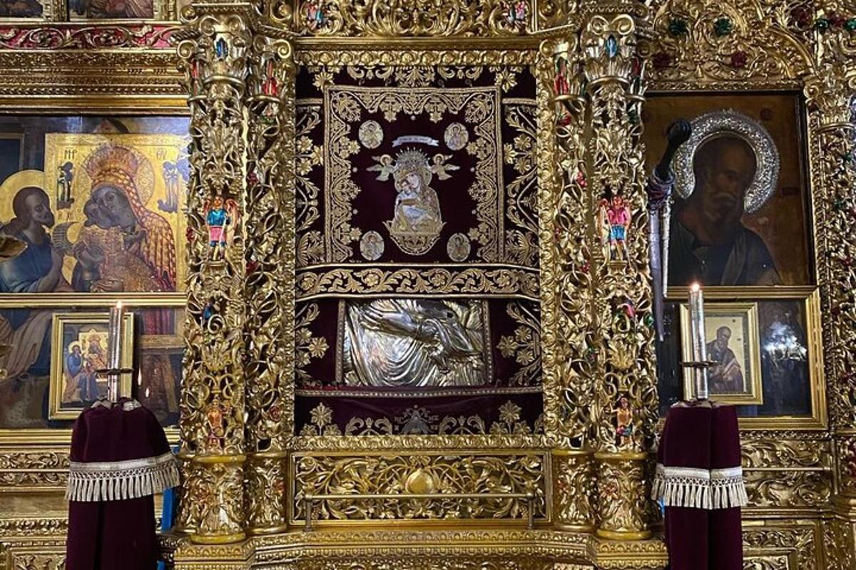 mezbah emas dengan potret dan lukisan di sebuah gereja