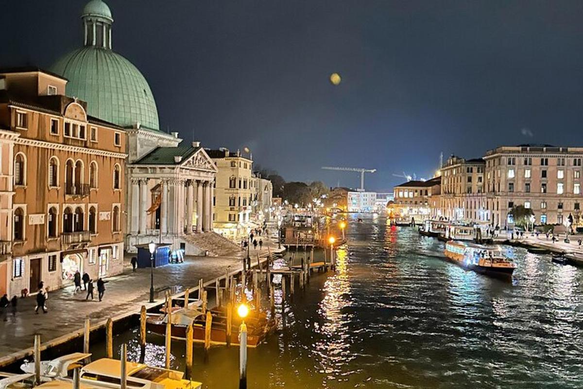una vista di un fiume di notte con edifici