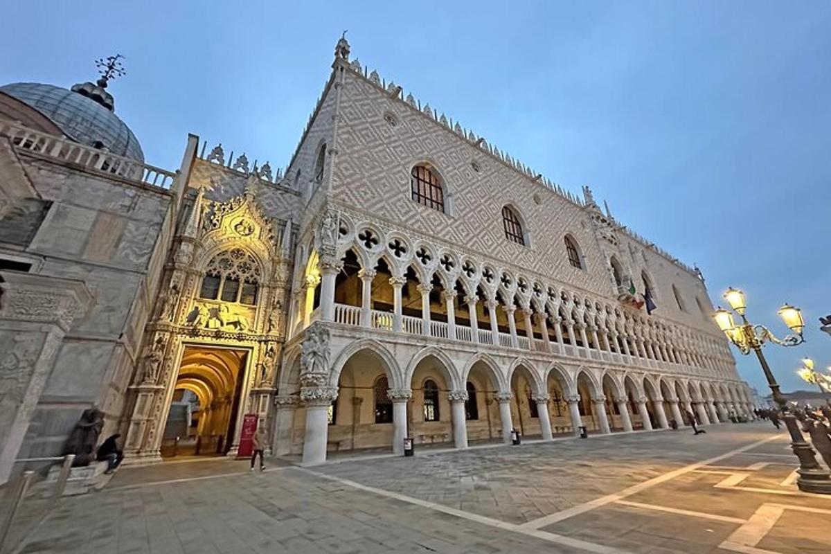 un grande edificio con molte finestre