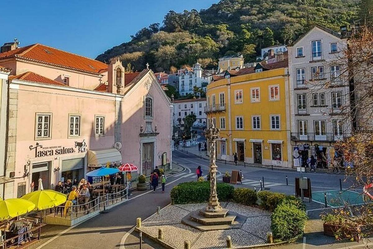 město s ulicí, budovami a sochou