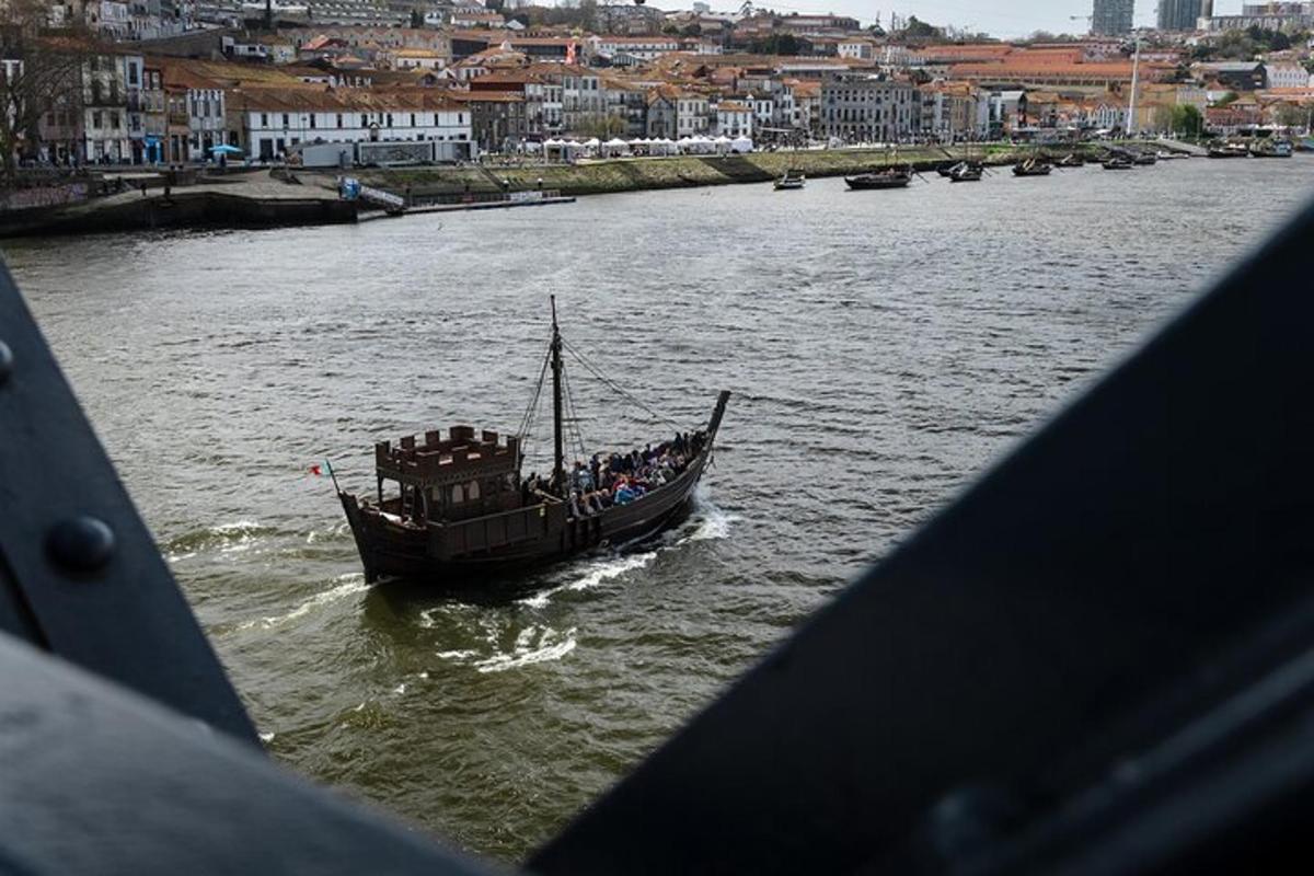 um barco em um rio com um grupo de pessoas nele