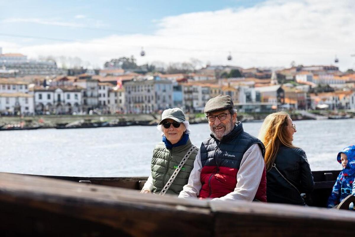 un grup de persones assegudes en una barca a l'aigua