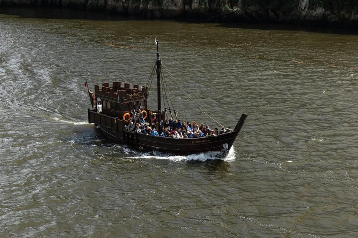 um grupo de pessoas em um barco na água