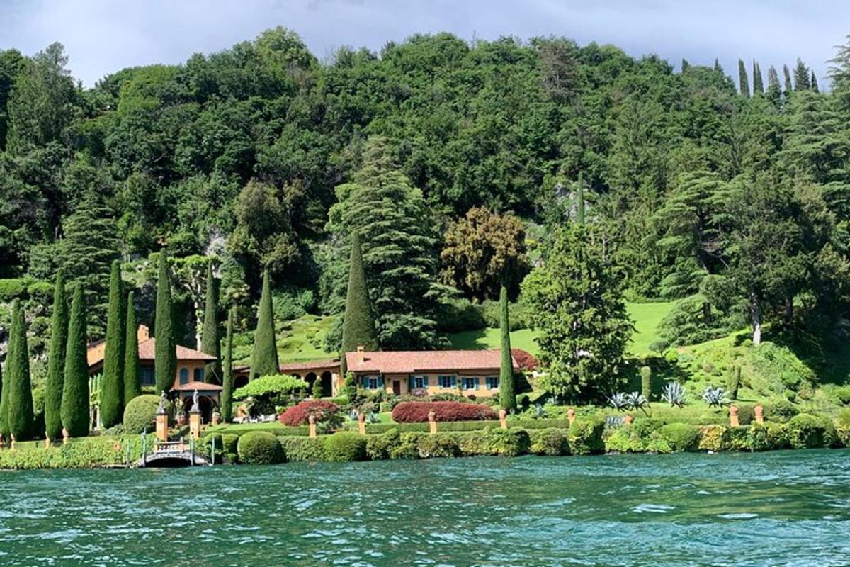 ein Haus am Ufer eines Sees