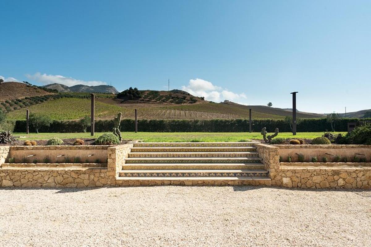 Un conjunto de escalones de piedra con ovejas en un campo.