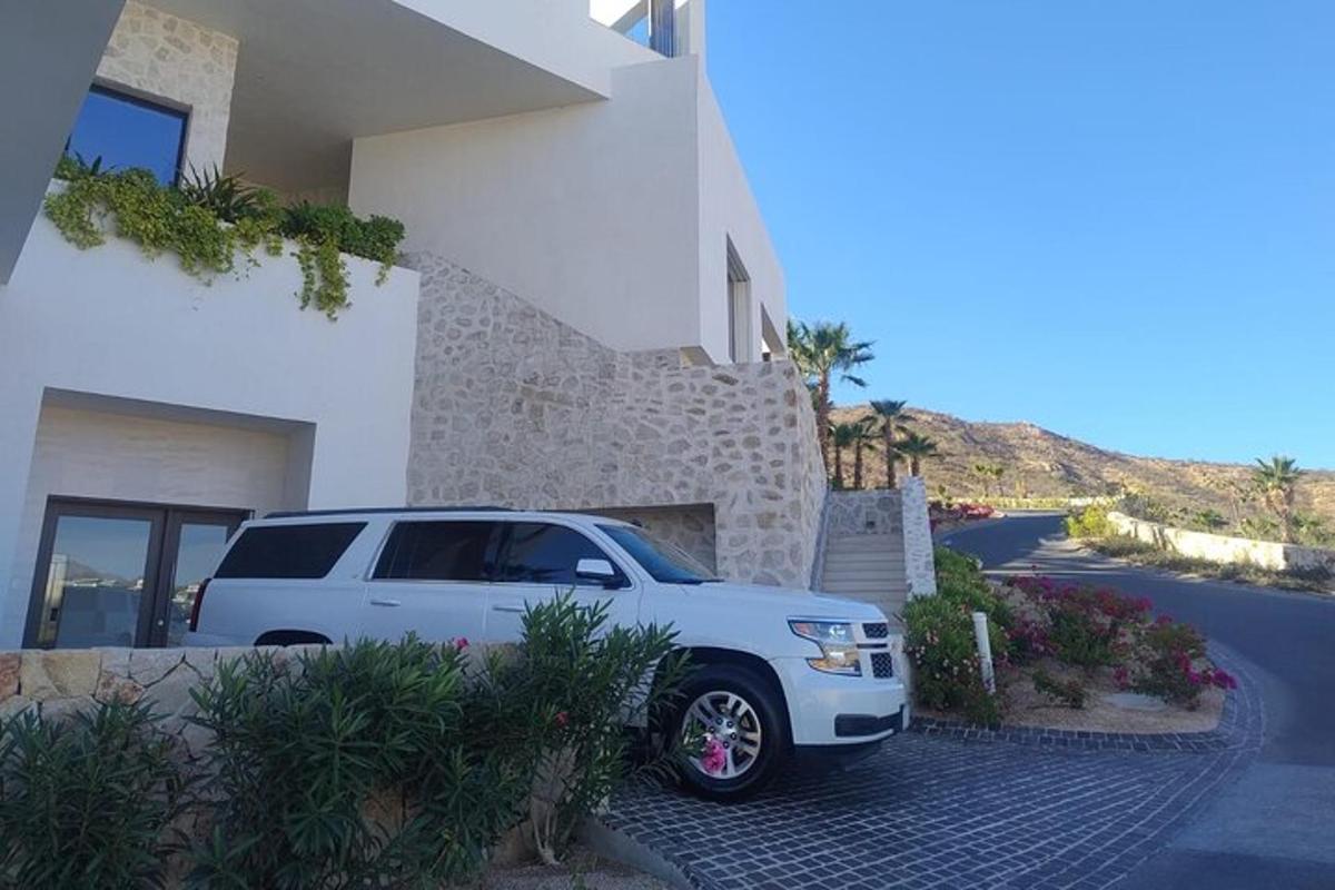 Un camión blanco estacionado frente a una casa