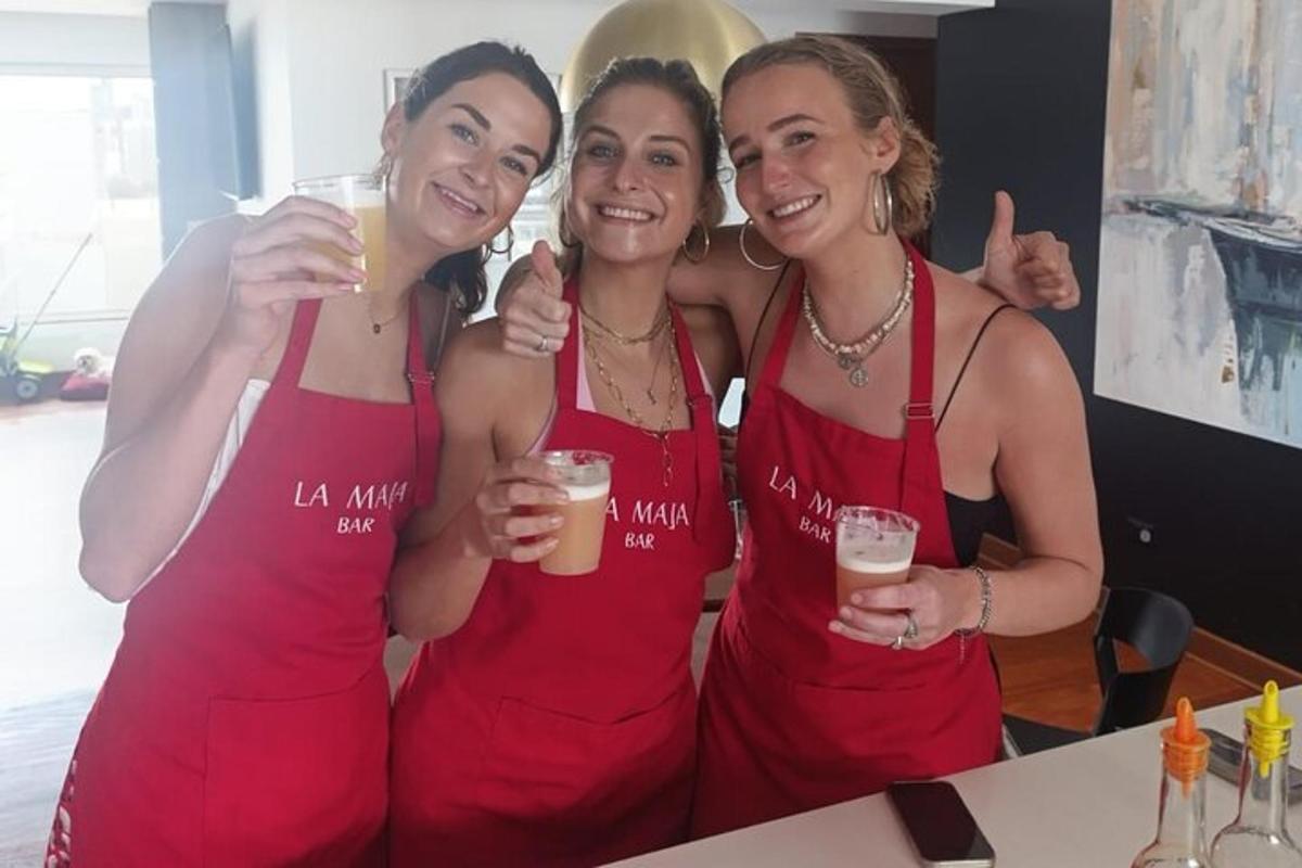 tiga wanita berpakaian merah memegang gelas bir