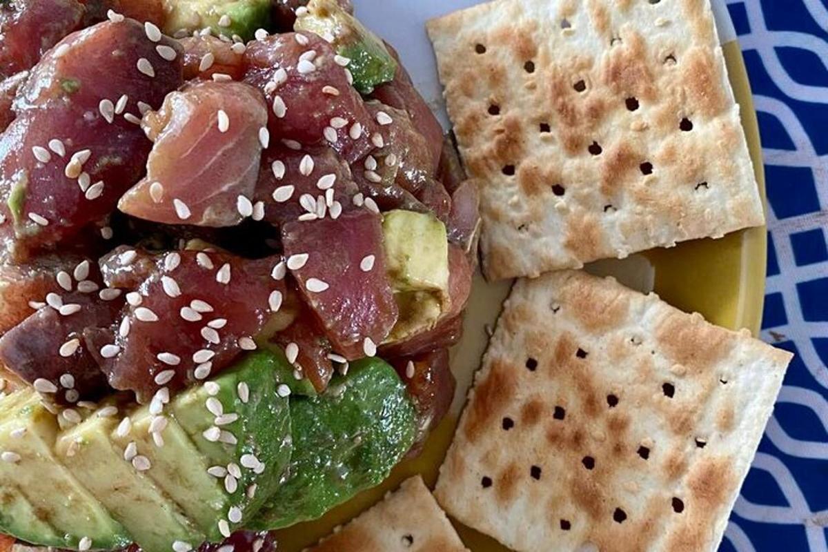 sepinggan makanan dengan sandwic dan keropok