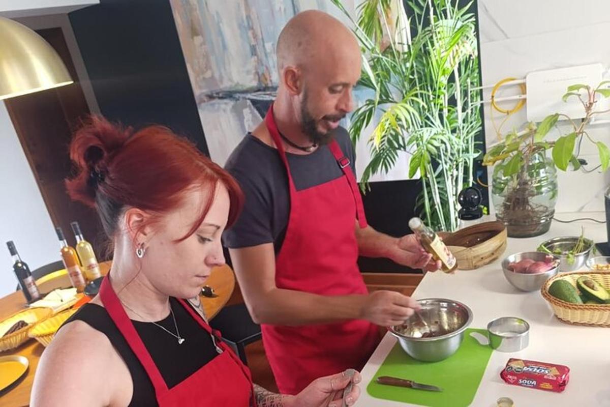 un uomo e una donna che preparano il cibo in cucina