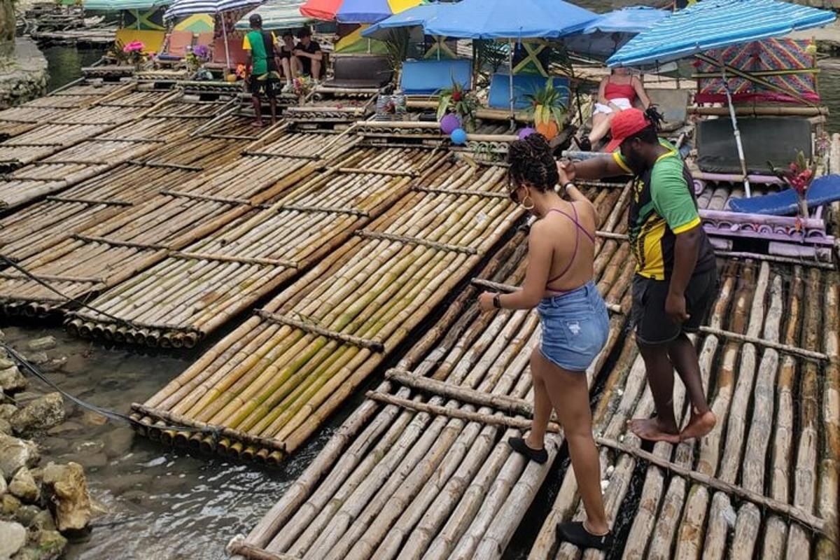 sekumpulan orang berdiri di atas jambatan buluh di dalam air