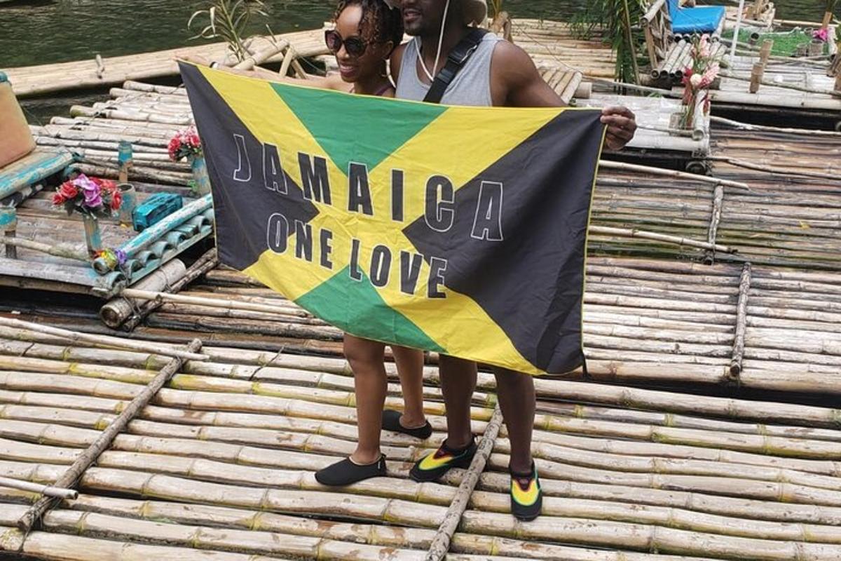 dua wanita memegang bendera di atas bot