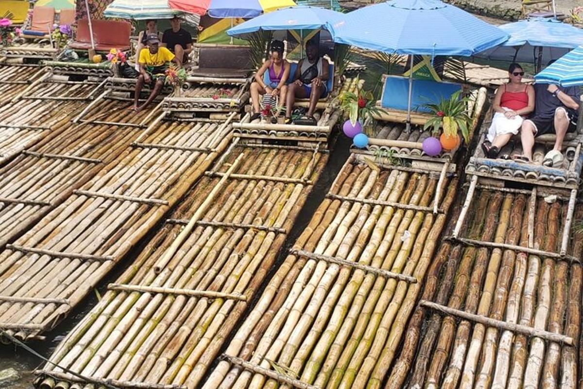 sekumpulan orang duduk di bangku dengan payung