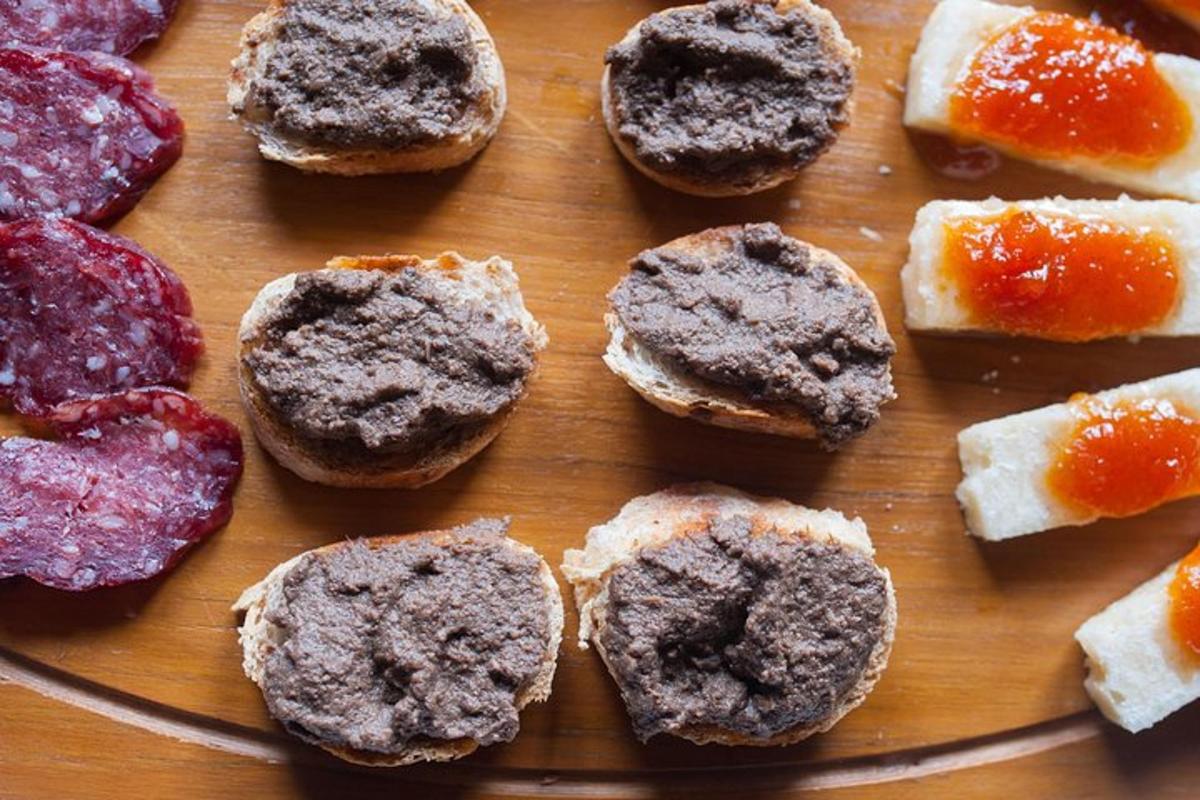 un tavolo di legno sormontato da diversi tipi di dessert