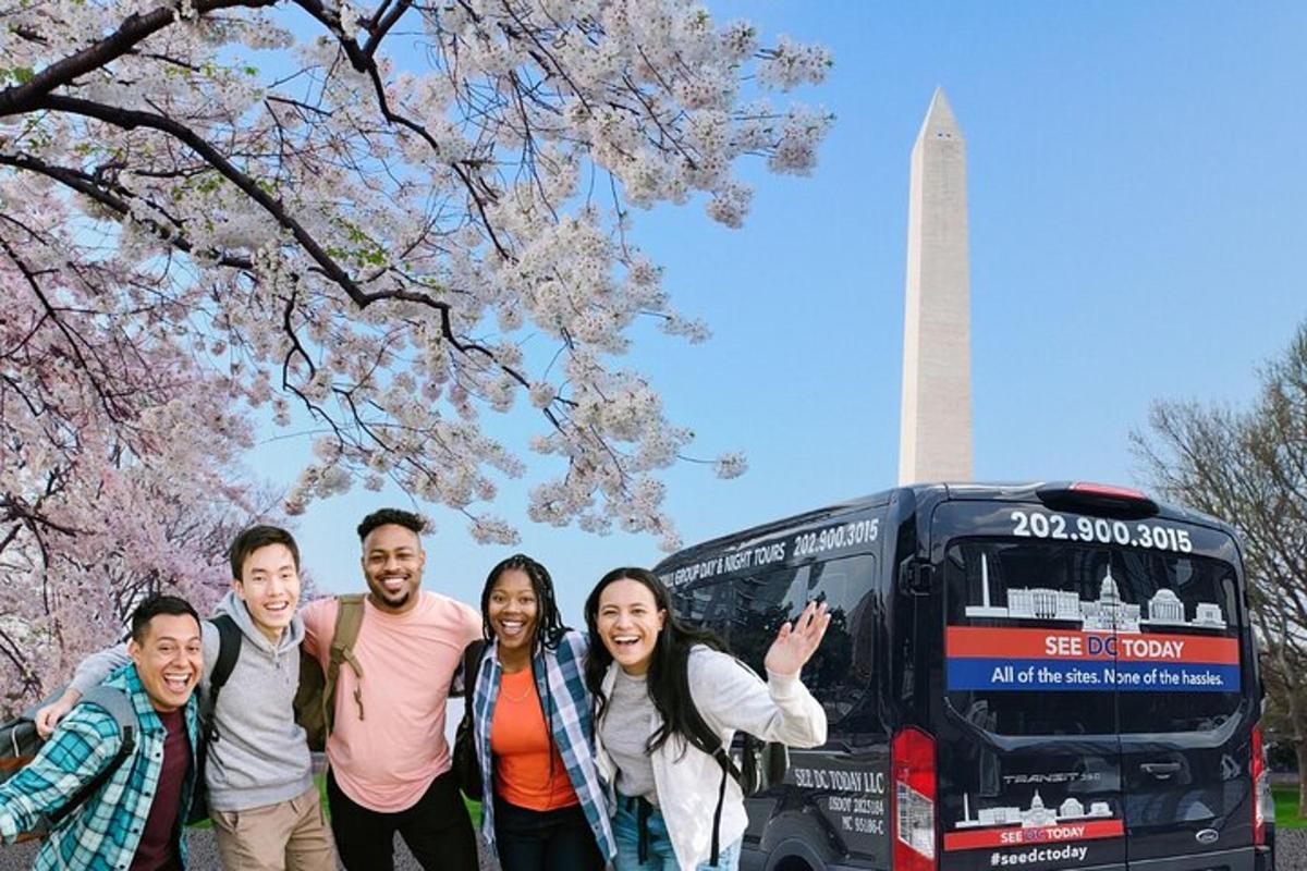một nhóm người đang tạo dáng trước tượng đài Washington