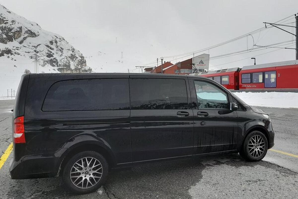 sebuah van hitam diletakkan di tempat letak kereta dengan kereta api