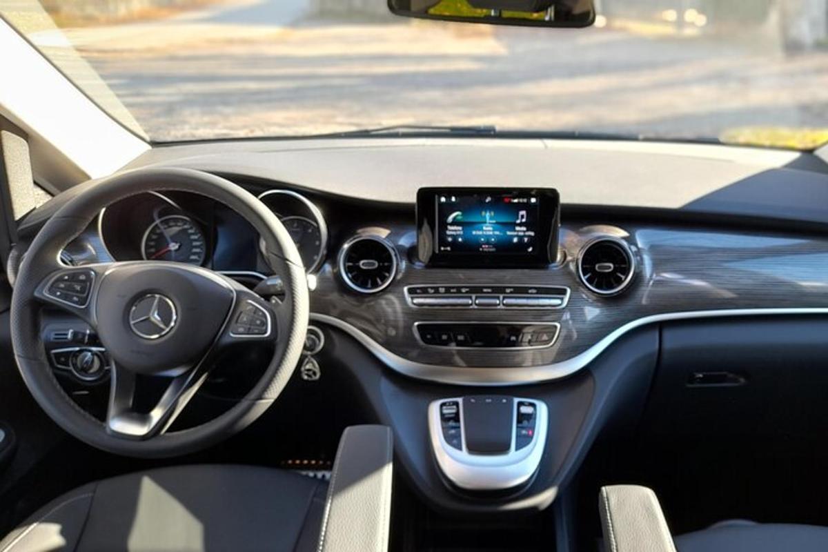 uma visão do volante do carro acedes benz