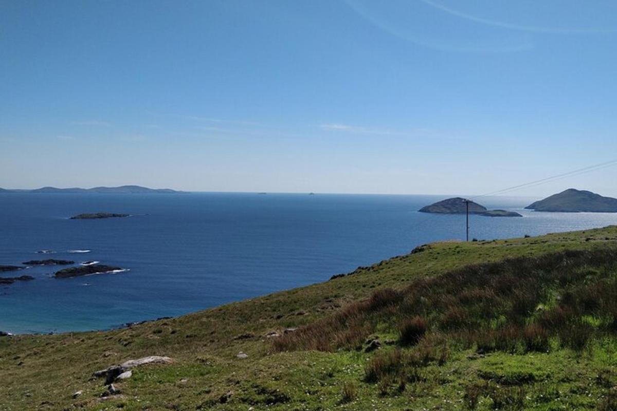 pogled na ocean s hriba z dežnikom