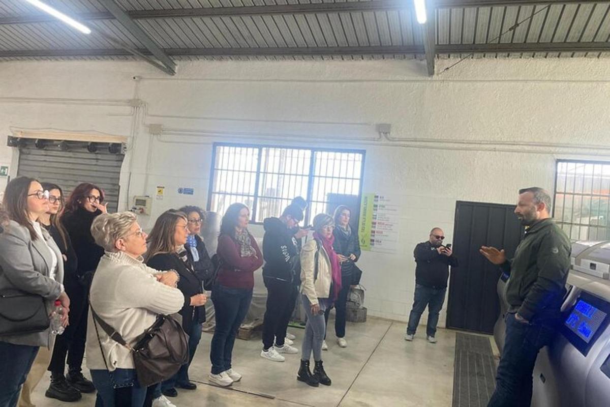un grup de oameni care stau într-o cameră