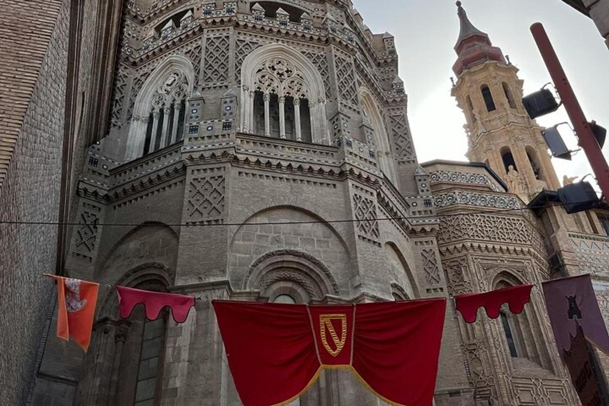 sebuah gereja dengan bendera merah tergantung di hadapannya