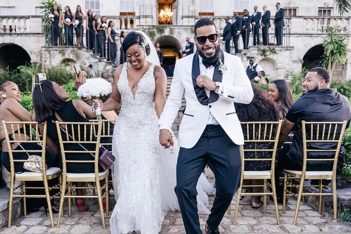 uma noiva e um noivo caminhando pelo corredor em seu casamento