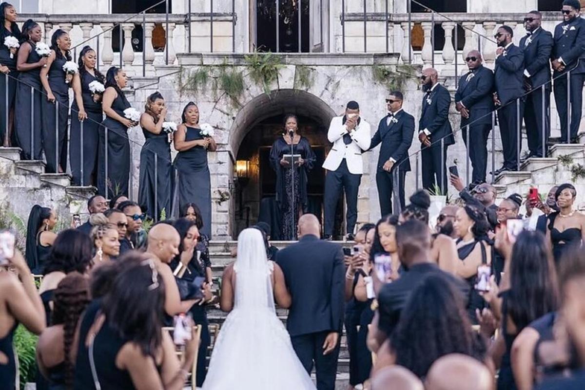 uma noiva e um noivo caminhando pelo corredor em seu casamento