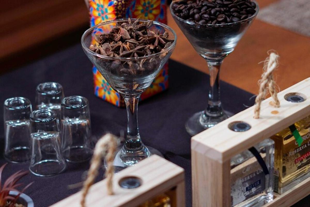 et bord toppet med to vinglas fyldt med chokolade