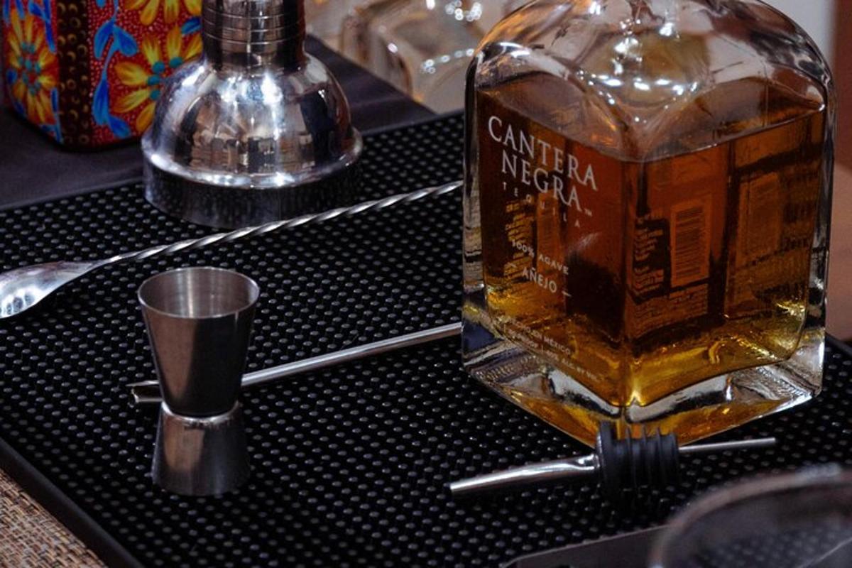 en flaske whisky, der står på et bord med en kop