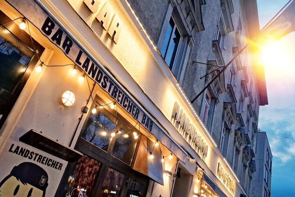 eine Ladenfront eines Gebäudes mit Lichtern darauf