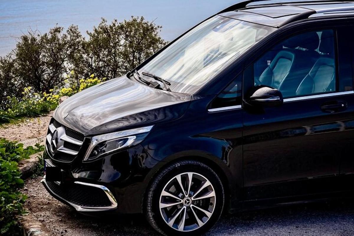 černé auto zaparkované na kraji silnice