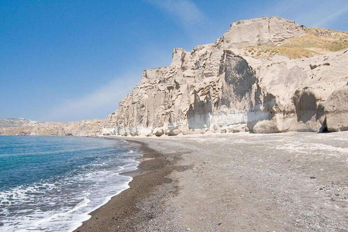 pláž se skalnatým pobřežím a oceánem