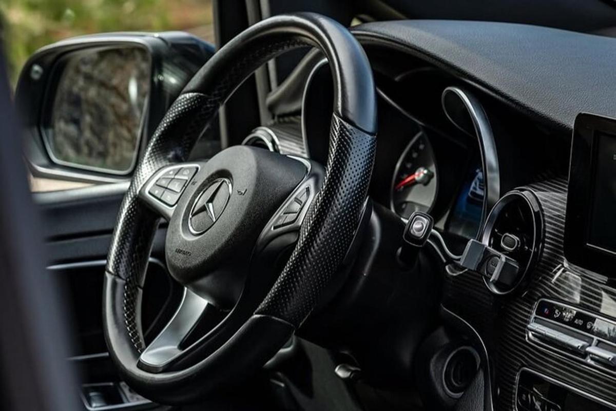 detailní záběr na volant auta