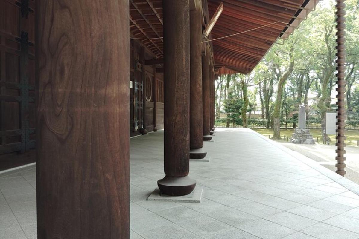 una fila de columnas de madera en un edificio