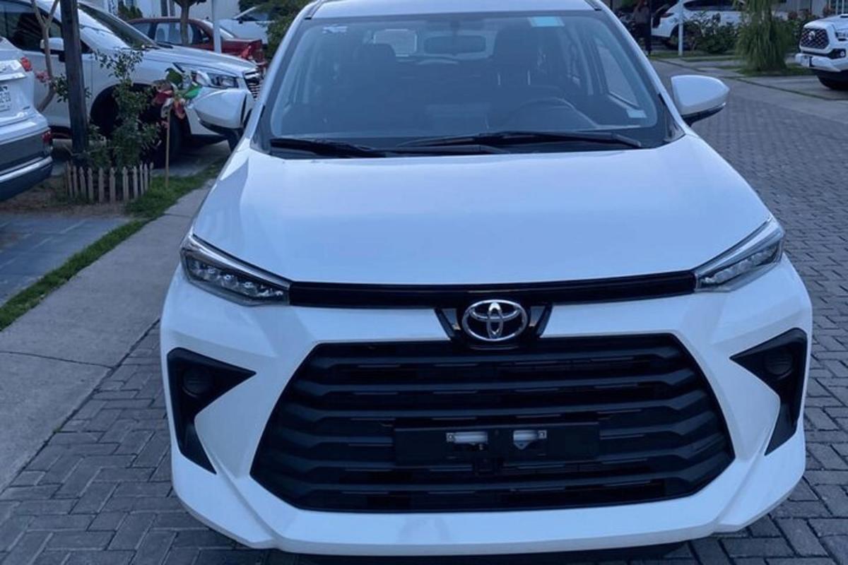 Ένα λευκό Toyota Avalon παρκαρισμένο σε έναν δρόμο