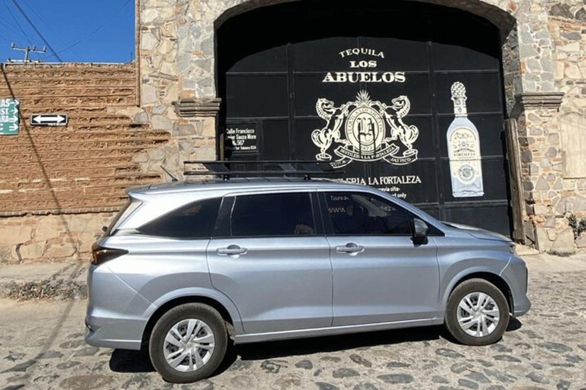 ένα ασημί SUV παρκαρισμένο μπροστά από ένα κτίριο
